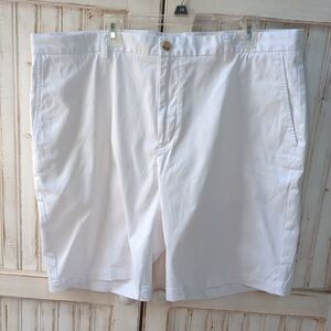 Vineyard Vines, Men's White Chino / Bermuda Style Shorts. Size 42